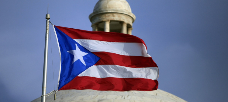 La bandera de Puerto Rico ondea frente al Capitolio, en San Juan, Puerto Rico, el 29 de julio de 2015.