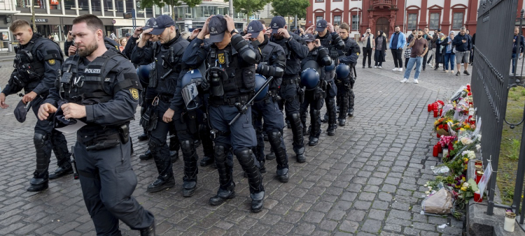 Policías alemanes rinden tributo a un camarada caído en Mannheim, Alemania, el 2 de junio del 2024.