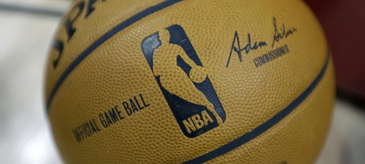 Un balón de la NBA con la firma del nuevo comisionado de la NBA