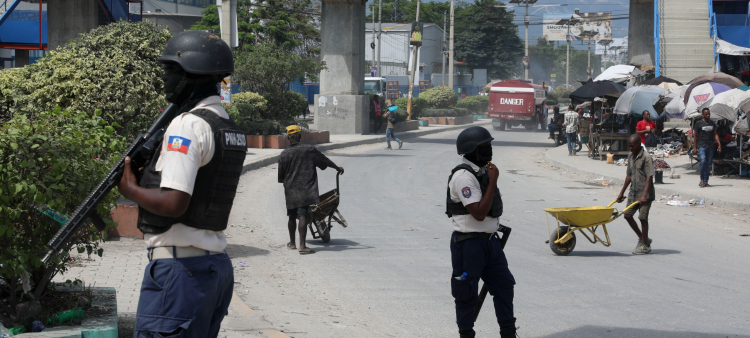 Agentes de la policía nacional patrullan una intersección en Puerto Príncipe, Haití, el jueves 30 de mayo de 2024.