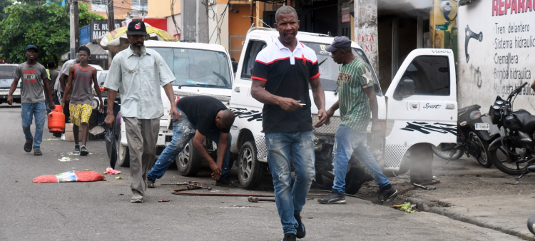 En calles de Villa Consuelo, las aceras de los peatones han sido tomadas por talleres ambulantes.