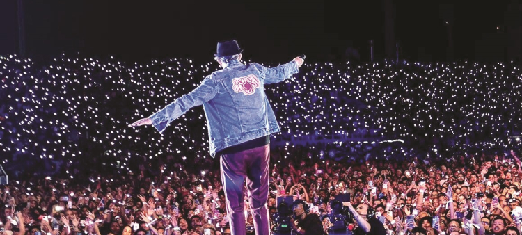 Juan Luis Guerra en su presentación de este 2024 en el Estadio Olímpico de Santo Domingo.