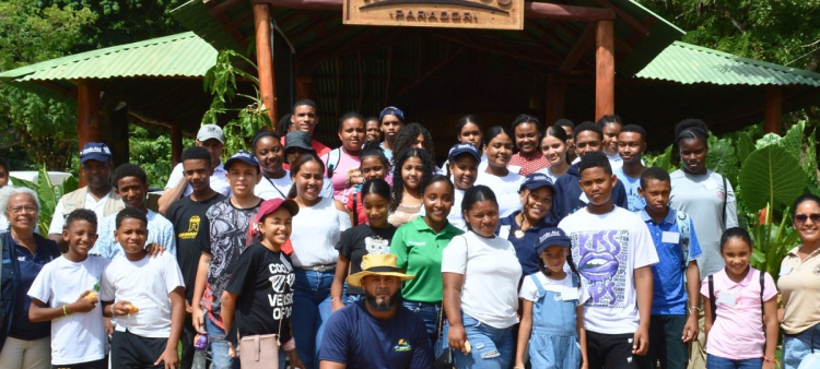 Estudiantes de Sabana de la Mar durante su visita a Booking Adventure.