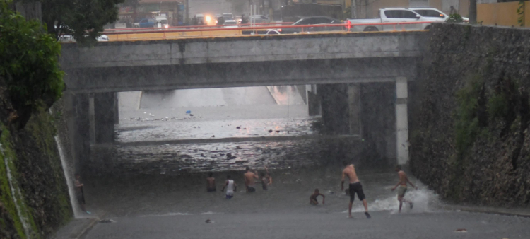 De acuerdo a la Onamet las lluvias se registran por la abundante  humedad  e inestabilidad que se encuentra sobre el territorio nacional