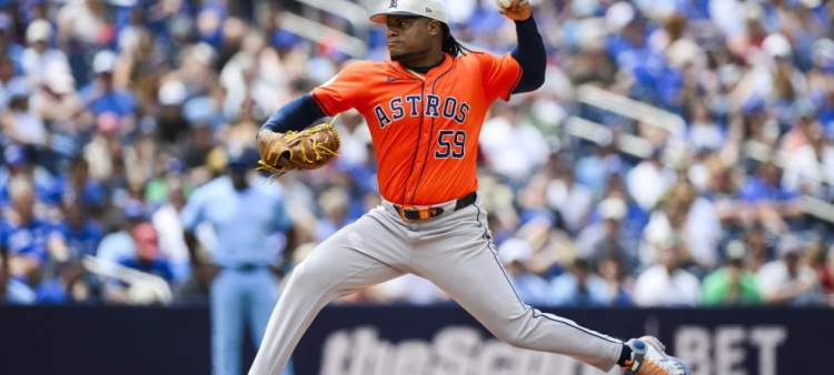 El lanzador dominicano de los Astros de Houston, Framber Valdez (59) lanza durante la segunda entrada del juego de béisbol ante los Azulejos.