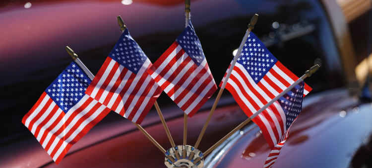 Banderas estadounidenses en el vehículo Pontiac Silver de 1948 de Leo y Angi Martinez durante un desfile en Firestone, Colorado, para celebrar el Día de la Independencia de Estados Unidos, el jueves 4 de julio de 2024