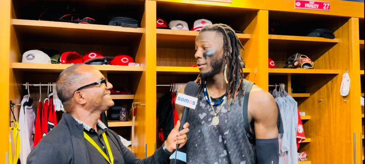 Elly De La Cruz sostiene una entrevista con el periodista Daniel Reyes.