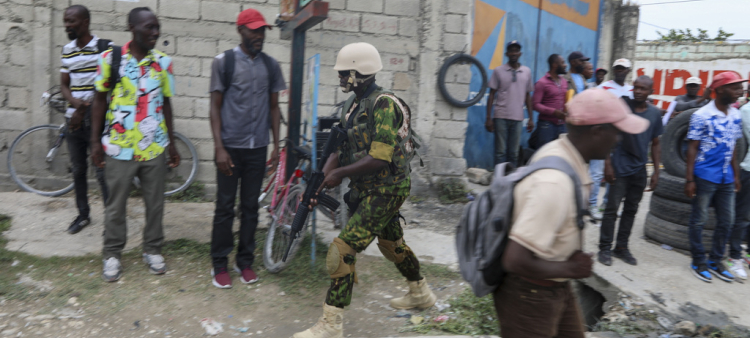 Un policía de Kenia patrulla una zona cerca del aeropuerto internacional de Puerto Príncipe, Haití, el miércoles 3 de julio de 2024