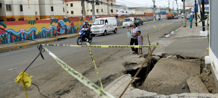 Los hoyos en la avenida Isabel Aguiar dificultan el tránsito en la parte oeste de la capital.