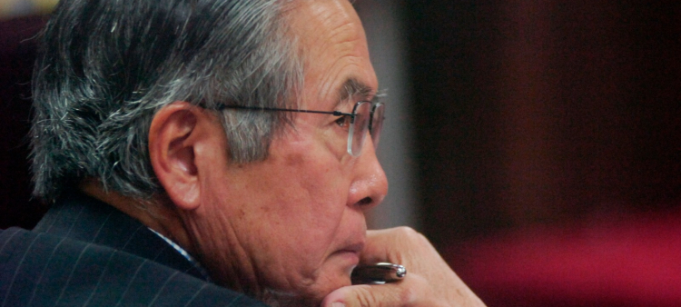 El expresidente de Perú, Alberto Fujimori, asiste a un juicio en su contra en una base policial en Lima, en diciembre de 2007. Fujimori sería beneficiado por la iniciativa.