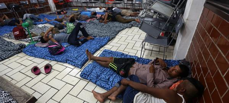 Un grupo de personas permanecen en un refugio debido a la aproximación del ciclón Beryl, este jueves en el municipio de Tulum, Quintana Roo (México).