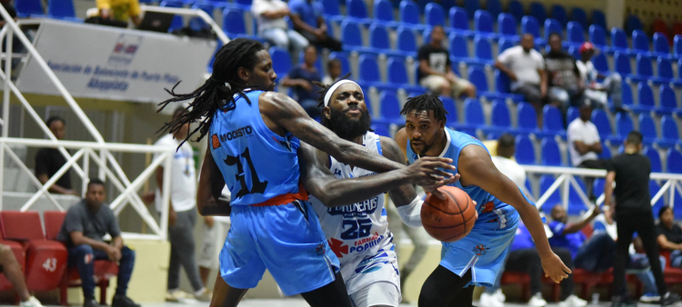 Rakeen Cristmas, de los Marineros, recibe una falta de Miguel Evangelista, de los Titanes, durante el partido del viernes en la LNB.