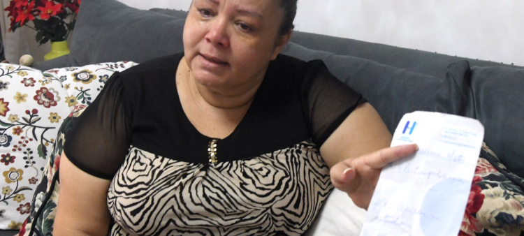 Sorángel Díaz no oculta su dolor por la situación que enfrenta su nieta.