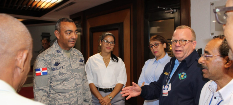 El Comandante General de la FARD, mayor general Carlos Febrillet Rodríguez, junto a su esposa Mencía Ortiz de Febrillet, y el  general Floreal Suárez Martínez, del CESAC.