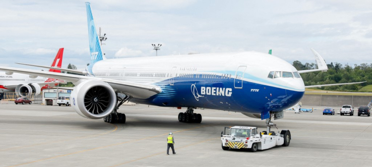 Un avión de pruebas de vuelo Boeing 777X es trasladado al Centro de Entregas de Everett el 26 de junio de 2024 en Everett, Washington.
