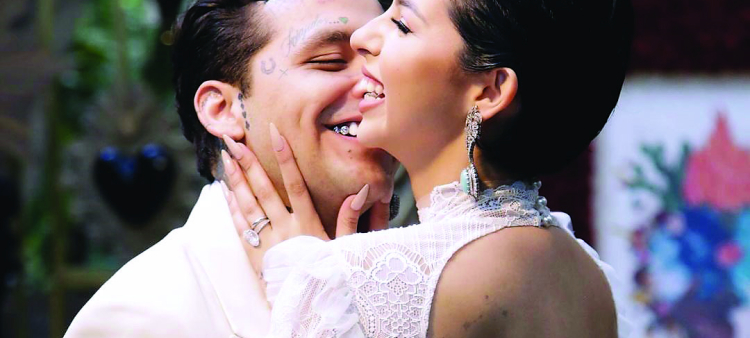 Christian Nodal y Ángela Aguilar en una de las imágenes que se filtraron en redes sociales sobre su fabulosa boda.