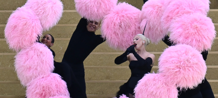 Lady Gaga versionó 'Mon truc en plumes' de Zizi Jeanmaire, un clásico de los años sesenta.