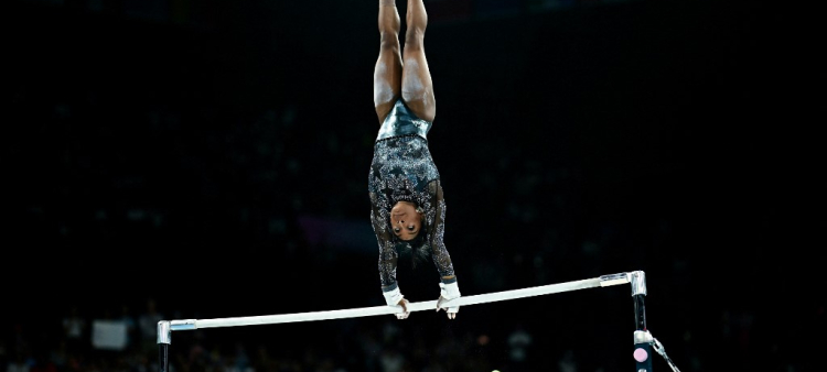 Simone Biles compite en la prueba de barras asimétricas de la clasificación femenina de gimnasia artística durante los Juegos Olímpicos de París 2024 en el Bercy Arena de París, el 28 de julio de 2024