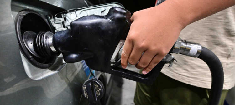 Una persona reposta combustible en una gasolinera en Alhambra (California, EEUU) el 2 de octubre de 2023.