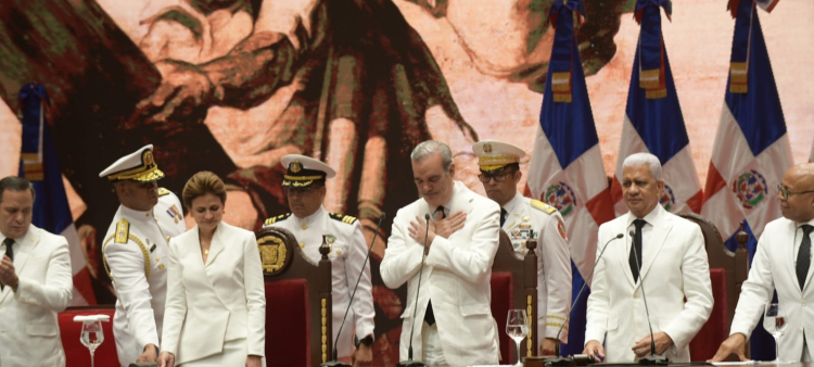 El presidente Luis Abinader saluda a la Asamblea Nacional antes de su discurso de rendición.