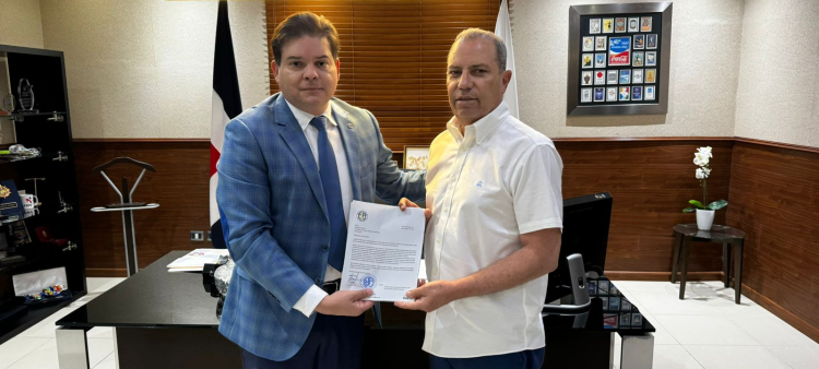 Adriano Abreu, presidente de la Federación de Automovilismo, entrega a su homólogo del Comité Olímpico Dominicano, Garibaldy Bautista, los documentos en el que solicita su integración.