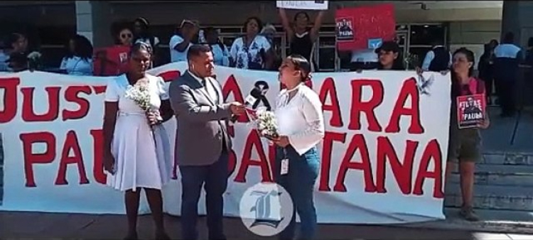 Decenas de mujeres protestaron la mañana de este miércoles frente a la Procuraduría General de la República, exigiendo justicia por el asesinato de la joven Paula Santana Escalante, ocurrido el 21 de febrero en una zona franca de Las Américas.<br /><br />https://listindiario.com/la-republica/20240925/mujeres-protestan-frente-procuraduria-exigiendo-justicia-asesinado-paula-santana_827011.html