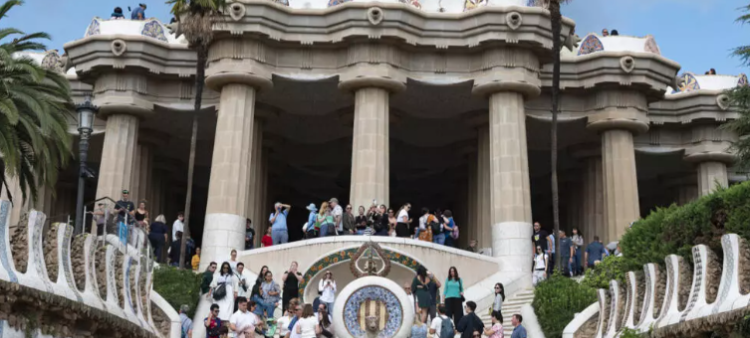 Unos turistas visitan el Parque Güell, en Barcelona, el 11 de octubre de 2024.