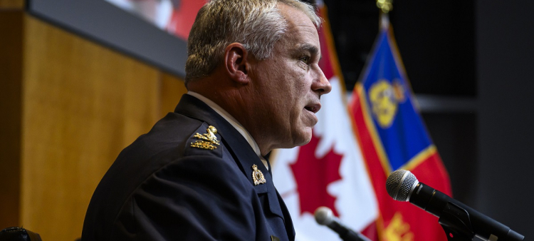 El jefe de la Policía Montada canadiense, Mike Duheme, en conferencia de prensa el lunes 14 de octubre de 2024, en Ottawa, Canadá.