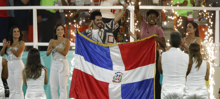 EVE3998. SANTIAGO DE LOS CABALLEROS (REPÚBLICA DOMINICANA), 16/10/2024.- El cantante Manny Cruz (i) y la atleta Marileidy Paulino (d) participan en la inauguración Copa Mundial Femenina sub-17 este miércoles, antes de un partido del grupo A entre las selecciones de República Dominicana y Ecuador, en el estadio Cibao en Santiago de los Caballeros (República Dominicana). EFE/ Diana Sánchez