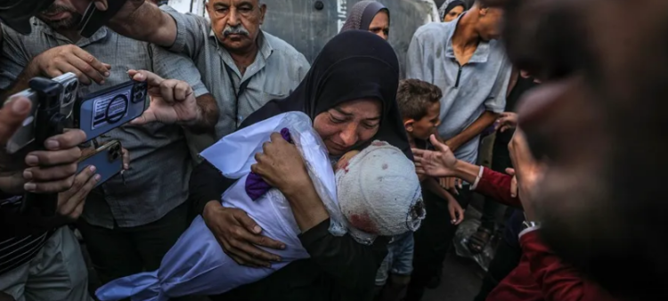 Funeral en Deir al Balah tras un ataque israelí a una escuela