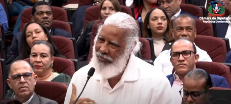 Juan Hubieres, sindicalista al hablar en vista pública.