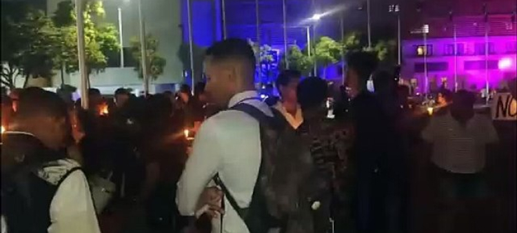 Con un encendido de velas, camisetas negros, cacerolazos, banderas dominicanas y pancartas con enunciados como "No a la reforma fiscal"