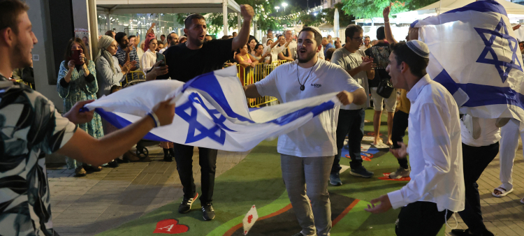 Ciudadanos israelíes celebran por la eliminación del líder de Hamás.