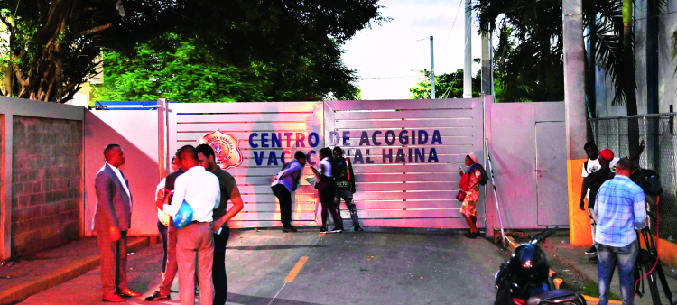 En la entrada del centro, a donde conducen a los indocumentados detenidos, familiares esperan noticia de sus parientes. jorge martínez/LD