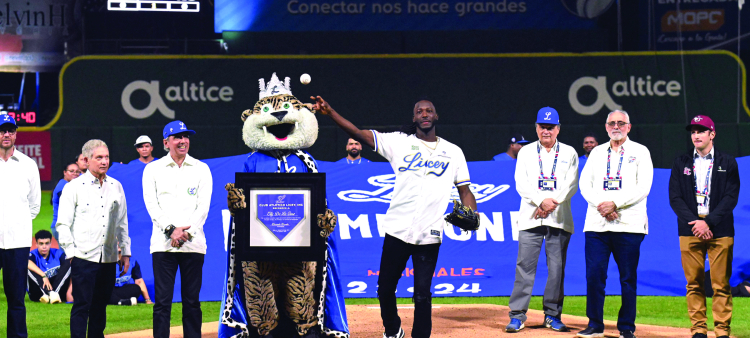Elly De La Cruz, estelar jugador de los Rojos de Cincinnati, realiza el lanzamiento de la primera bola en el partido entre Licey y Gigantes.