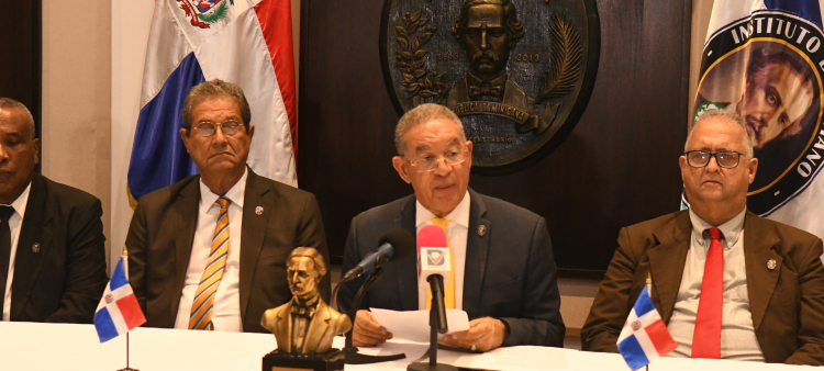 Wilson Gómez Ramírez (centro), habla ayer en una rueda de prensa.