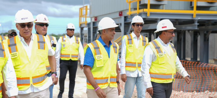 Ministro Joel Santos durante el recorrido por la Central Térmica Manzanillo Power Land.