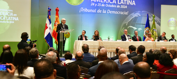 Luis Almagro, secretario general de la OEA, durante la conferencia organizada por el Tribunal Superior Electoral.