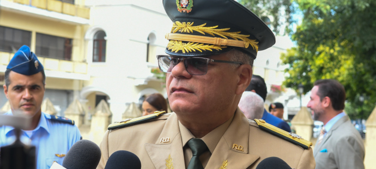 El ministro de Defensa, teniente general Carlos Antonio Fernández Onofre, prometió ser implacable con los militares que participen en el tráfico de ilegales.