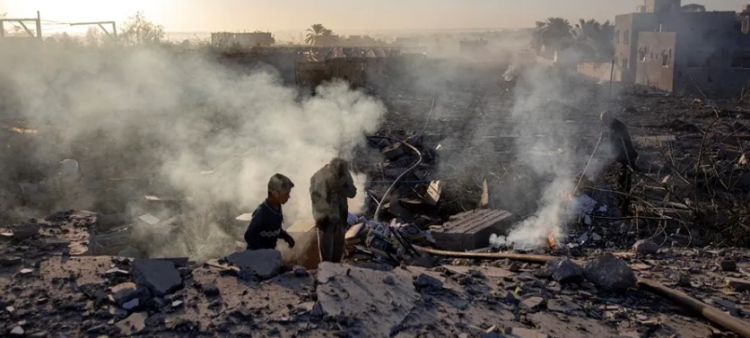 Palestinos inspeccionan los restos de edificios destruidos tras ataques aéreos israelíes en Jan Yunis, sur de la Franja de Gaza.