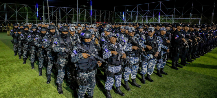 grupo de policías durante un operativo esta madrugada en San Marcos