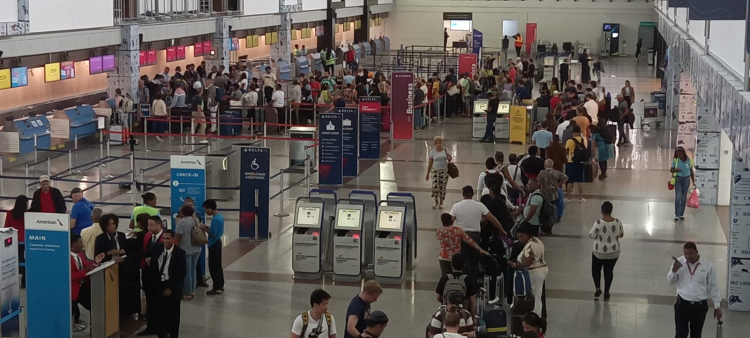 Pasajeros en el Aeropuerto Internacional de las Américas