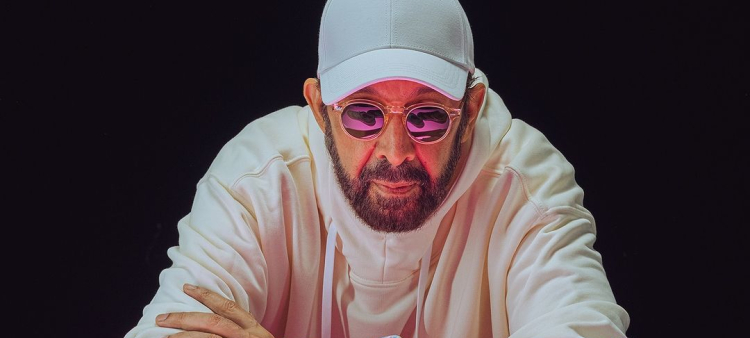 Juan Luis Guerra lanza colección de tenis.