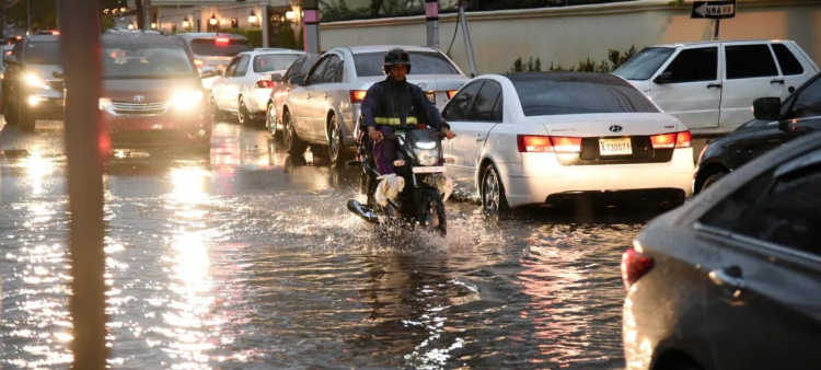 Calles inundadas y casas fueron afectadas por lluvias en Gran Santo Domingo.