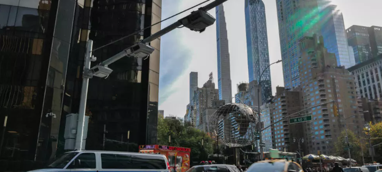 Unos vehículos circulan bajo unas máquinas de peaje en la Avenida de Broadway, en Manhattan, Nueva York, el 14 de noviembre de 2024.