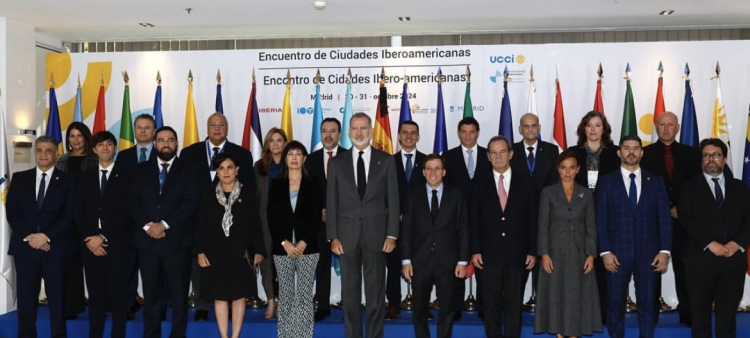 El rey Felipe junto a los ediles de ciudades de Ibeeroamérica.