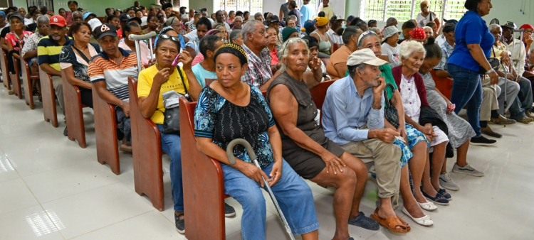 Adultos mayores reunidos en la parroquia San Pío donde recibieron asistencia médica, medicamentos y alimentos por parte del Conape durante un segundo operativo.