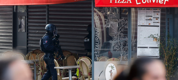 Agentes de policía frente al restaurante "Pizza L'Olivier" en Issy-les-Moulineaux, a las afueras de París, el 16 de noviembre de 2024