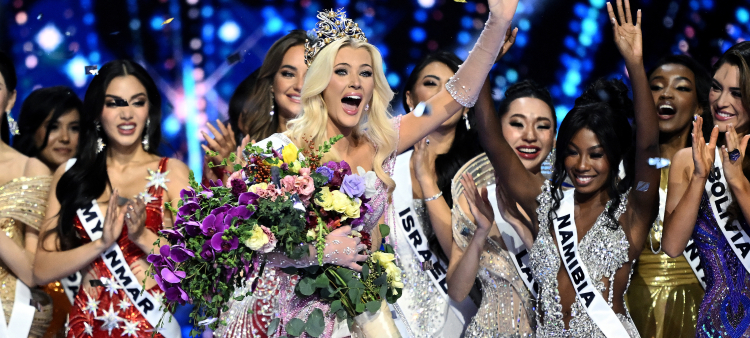 La recién coronada Miss Universo 2024, Victoria Kjaer Theilvig (C), de Dinamarca, reacciona mientras celebra entre los demás participantes tras ganar la 73.ª edición del certamen Miss Universo en la Ciudad de México el 16 de noviembre de 2024.