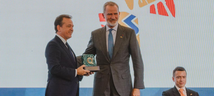 El ministro del MICM, Víctor “Ito” Bisonó, recibe el premio, durante la cumbre en Cuenca, Ecuador, de manos del Rey Felipe VI de España.